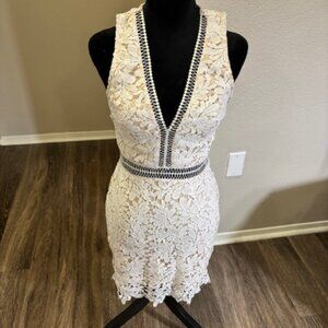 Tobi NWOT Sleeveless Ivory Floral Lace Cutout Above Knee Lined Dress Small